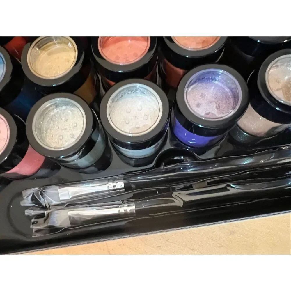 Shany Loose Pearl Eye Shadow Set of 40 Colors Includes 2 Brushes